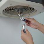 에어컨 배수호스 누수 원인과 해결 에어컨 배수호스 연결부 누수 지점을 내시경으로 확인하는 모습