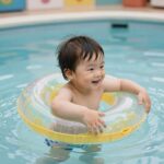 유아 물놀이 튜브 선택과 사용 팁 아기가 물놀이 튜브를 착용하고 수영장에서 즐겁게 노는 모습