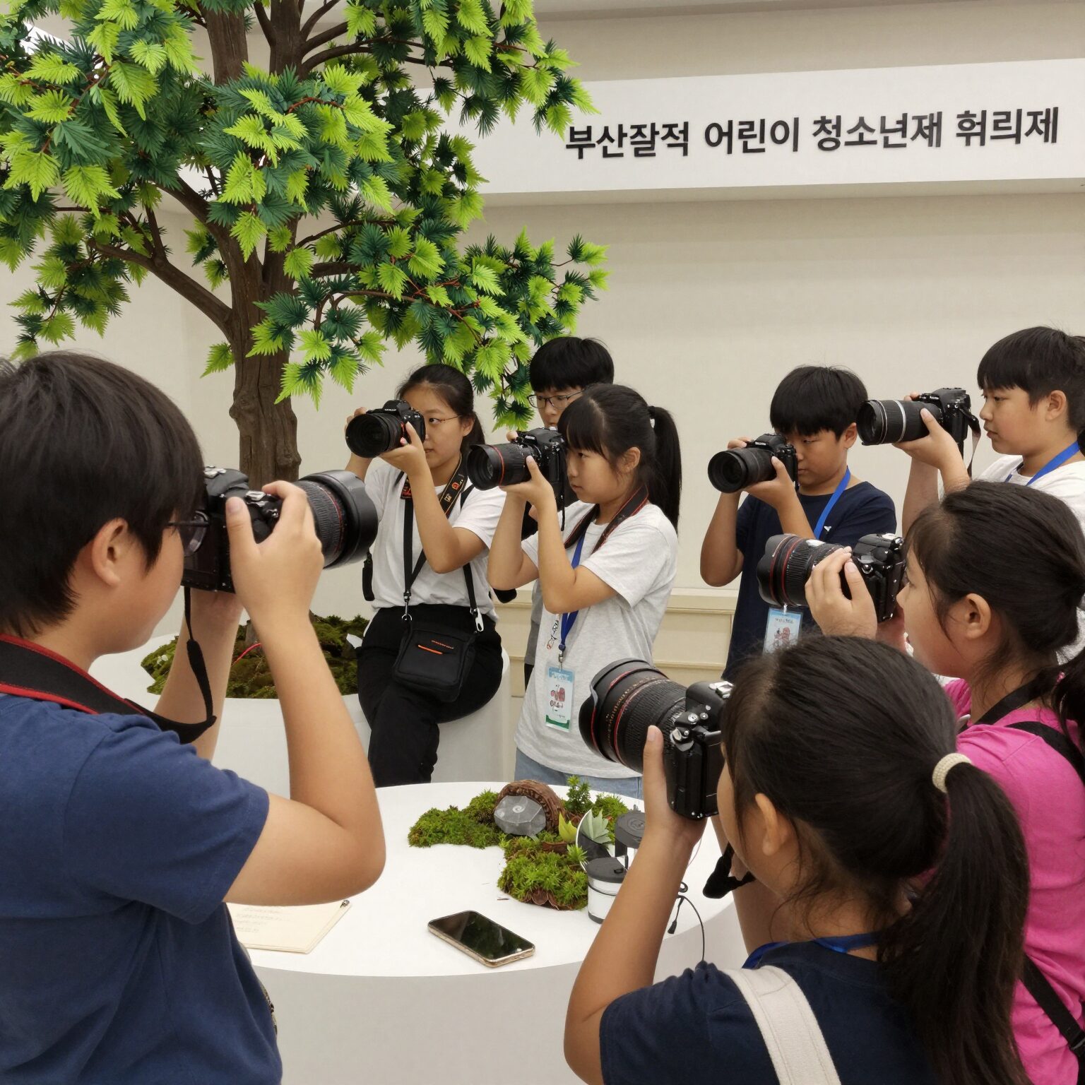 부산 국제 어린이 청소년 영화제 체험 워크숍에서 아이들이 카메라를 들고 촬영하는 모습