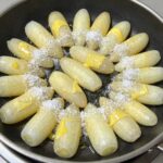 감자 버터구이 휴게소 맛 그대로 집에서 만들기 프라이팬에 노릇하게 구워진 알감자 버터구이, 설탕과 버터가 반짝이는 모습
