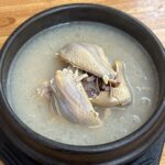 닭올닭 죽전점의 녹두삼계탕과 산삼배양근삼계탕이 담긴 뚝배기 사진으로 국물이 맑고 닭고기가 부드럽게 보인다