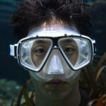 완성된 8줄 사각 수경끈이 장착된 스노쿨링 마스크 모습. 구슬 악세사리가 달려 있어 독특한 디자인을 자랑한다.