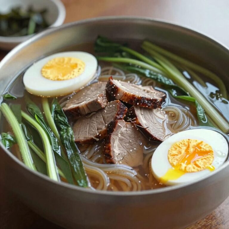 혜화역 동아냉면에서 주문한 소고기비빔냉면과 열무비빔냉면이 담긴 사진