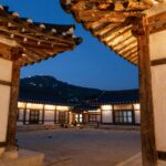경주 여행펜션 혼자 즐기는 감성 숙소 경주 황리단길 근처 펜션에서 바라본 야경 사진, 한옥 지붕과 따뜻한 조명이 어우러진 감성적인 풍경