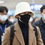 홍명보 미국 출국 팬들 반응과 분석 홍명보 전 감독이 인천공항에서 마스크와 모자로 얼굴을 가린 채 출국하는 모습