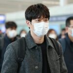 홍명보 감독이 인천공항에서 모자와 마스크를 쓰고 출국하는 모습