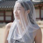 여름 필수 얼음 목도리 오래가는 냉감 넥쿨러 와이드 디자인의 얼음 목도리를 착용한 모습으로 목 전체를 감싸 시원함을 전달하는 여름 필수템