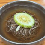 일산 냉면 맛집 고자리냉면 오이산더미 후기 일산 고자리냉면 물냉면에 오이가 산더미처럼 올려져 있는 모습, 시원한 육수와 배도 보인다