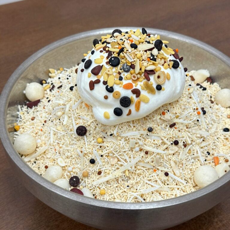 설빙 부천중동점 인절미빙수에 연유소스를 부은 모습, 고소한 인절미 가루와 팥 견과류가 보인다.
