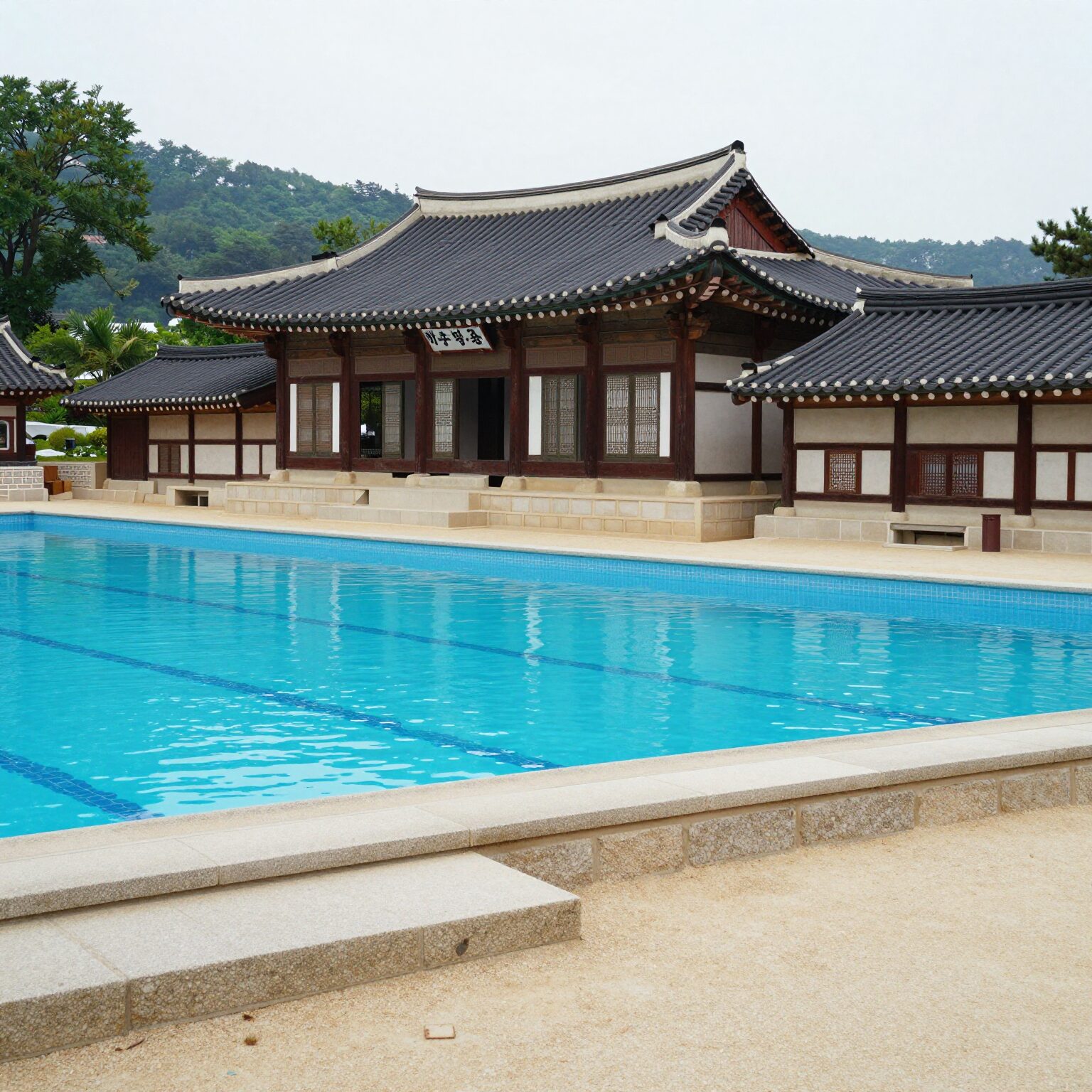 양주 장흥 한옥수영장의 한옥 지붕과 야외 수영장 전경