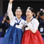 김혜정 공희용 일본오픈 여자복식 우승 후 기쁨을 나누는 모습