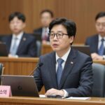 김소희 국회의원이 국회 본회의장에서 발언하고 있는 사진 전문성과 신뢰감을 준다