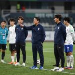 이민성 축구감독이 경기장에서 선수들에게 지시를 내리고 있다