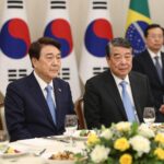 이재명 만찬 외교 성과와 투자 포인트 이재명 대통령이 브라질 룰라 대통령과 청와대 영빈관에서 국빈 만찬을 즐기는 모습. 뒤로 재계 총수들이 보인다.
