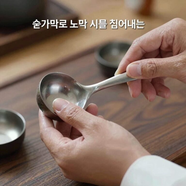 숟가락으로 노각 씨를 긁어내는 손질 과정