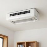 시스템 에어컨 바람막이 올트팬 솔직 사용기 올트팬 화이트 시스템 에어컨 바람막이가 설치된 거실 천장 모습. 깔끔한 디자인으로 공간과 조화를 이루고 있다.