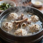 로로삼계탕 평택점의 한방누룽지삼계탕이 뚝배기에 담겨 보글보글 끓는 모습