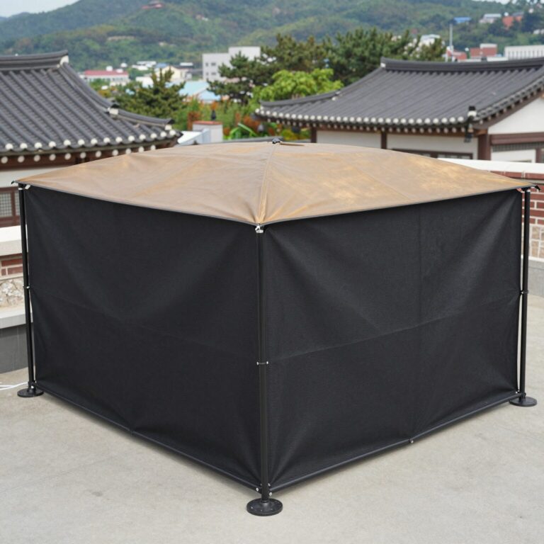 옥상에 설치된 조립식 파고라 그늘막 모습, 블랙 프레임과 브론즈 렉산 지붕