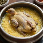 시청 삼계탕 초복 보양식 맛집 추천 부산시청 금성녹두삼계탕의 녹두삼계탕 뚝배기에 담긴 모습, 닭 한마리와 녹두 찹쌀이 보인다