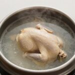 냄비 삼계탕 끓이는법 깔끔한 국물 비법 냄비 삼계탕 완성된 깔끔한 국물과 부드러운 닭고기