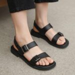 여름 여성 샌들 추천 소다 투웨이 4cm 굽 편하게 소다 여성 투웨이 샌들 ERD603YP10 블랙 컬러 착용 모습, 스퀘어 토와 더블 스트랩 디자인