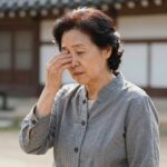 풍기인견 블라우스 여름 중년 엄마옷 추천 중년 여성이 풍기인견 블라우스를 입고 시원해하는 모습
