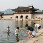 여름 당일치기 여행 성공 코스 여름 수원화성 방화수류정 물가에서 아이들이 놀고 있는 모습