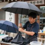 우산 수리하는 곳 직접 찾아본 후기 종로 우산 수리점에서 우산살을 교체하는 장인의 모습
