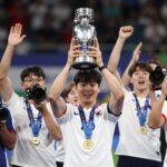 스페인 야말 나이 19세 월드컵 결승행 라민 야말 유로2024 우승 트로피 들고 환호하는 모습